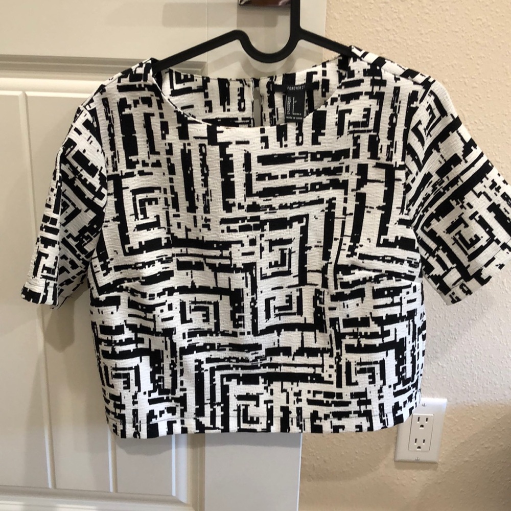 Short sleeved crop top